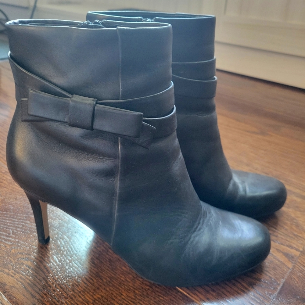 Kate Spade Round Toe Leather Bootie with Bow Detail Size 8M ♣️♣️